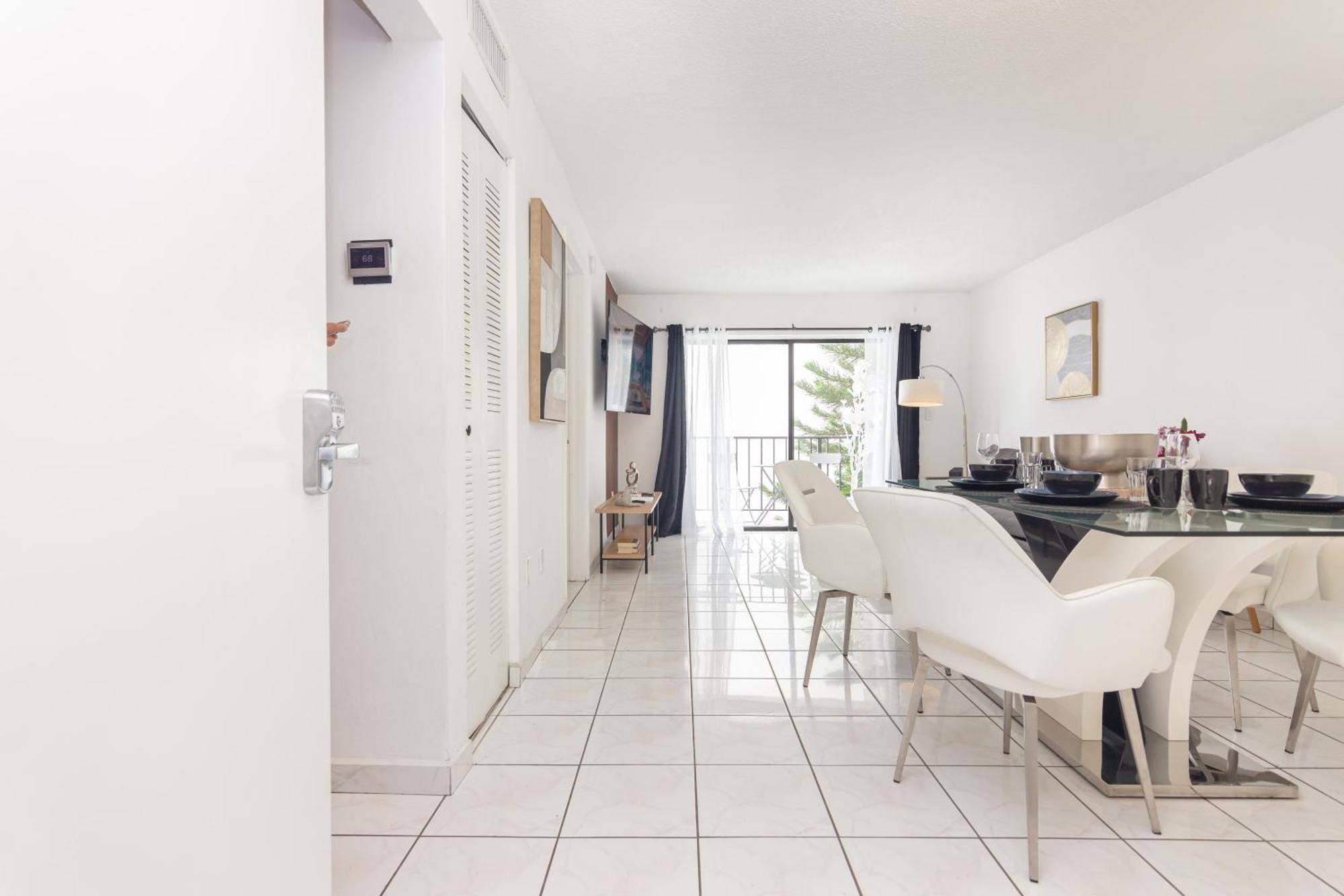 One Bedroom Apartment - With Parking & Balcony - Heart Of Wynwood Маями Екстериор снимка