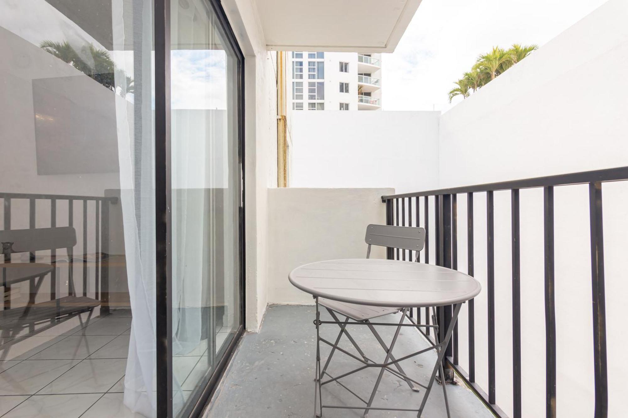One Bedroom Apartment - With Parking & Balcony - Heart Of Wynwood Маями Екстериор снимка